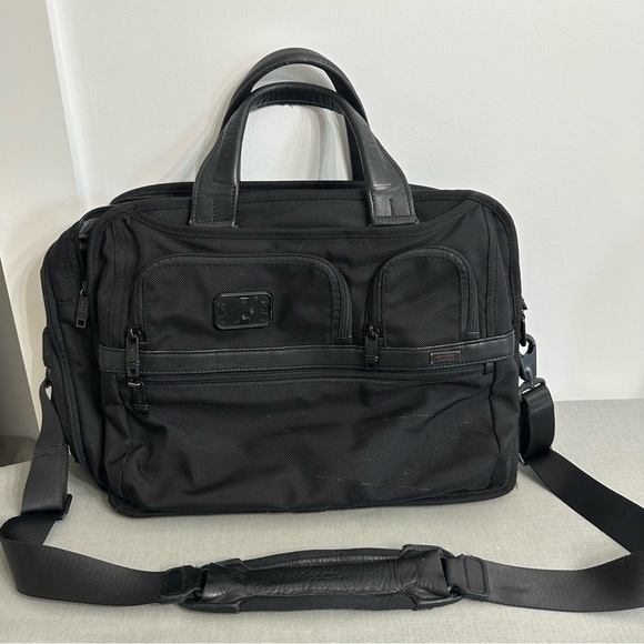 Tumi alpha 2 black expandable laptop briefcase bag 26141D2 - Picture 1 of 16